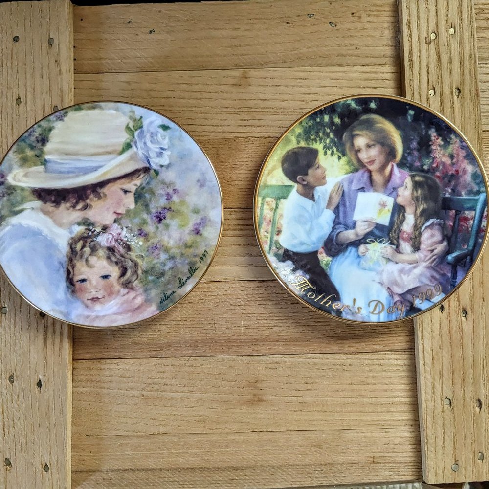Avon bundle of (2) two 5" diameter decorative plates